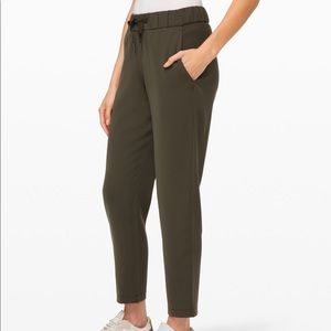 Lululemon On The Fly 7/8 Pant *Woven Dark Olive, 6